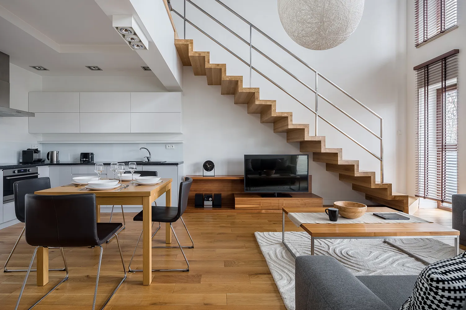 Zweistöckiges Apartment mit Holzelementen