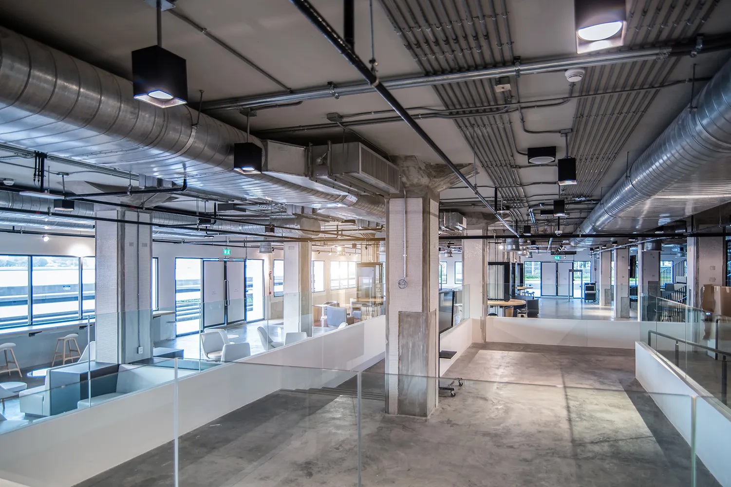 Les poteaux métalliques utilisés pour la charpente d'un grand bâtiment commercial.