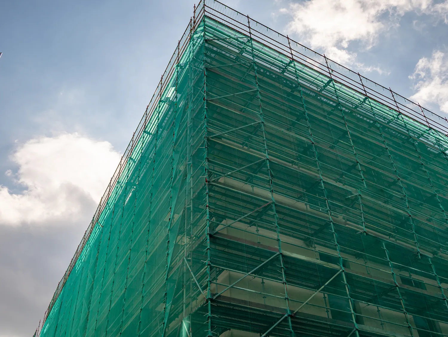 Les poteaux métalliques utilisés pour la charpente d'un grand bâtiment commercial.